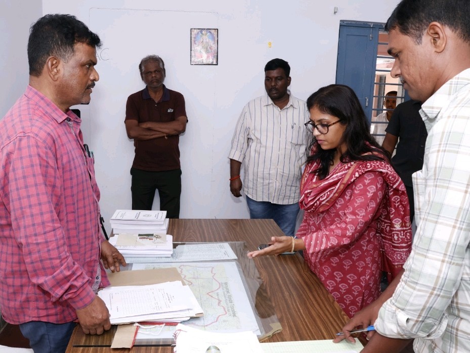 నామినేషన్ల స్వీకరణ ప్రక్రియను పరిశీలించిన కలెక్టర్