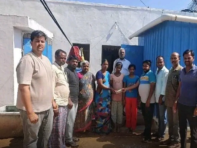 మిత్రుడి కుటుంబానికి ఆర్థిక సాయం అందజేత