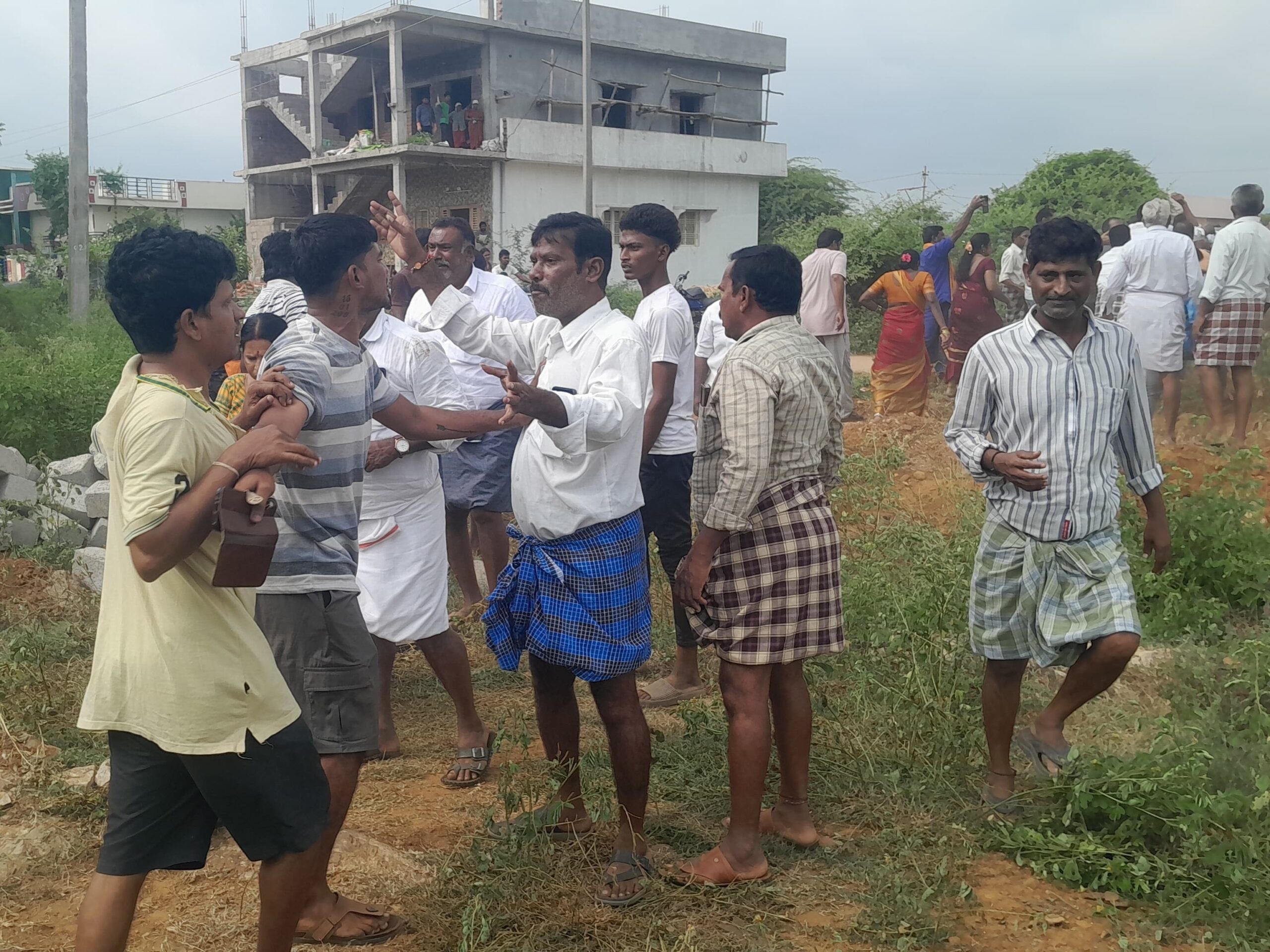 స్థలం విషయంలో.. రెండు వర్గాల మధ్య ఘర్షణ