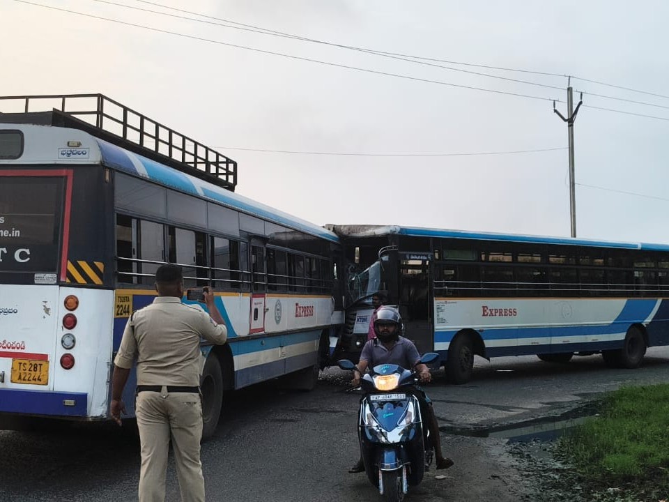 ఎదురు ఎదురుగా రెండు ఆర్టీసీ బస్సులు ఢీ