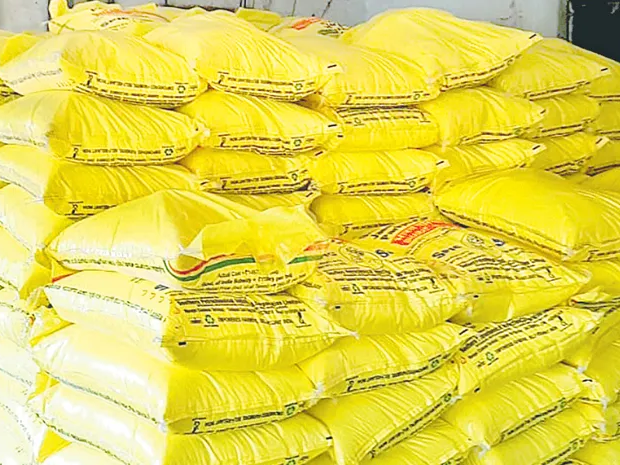సొసైటీ కార్యాలయంలో యూరియా పంపిణీ