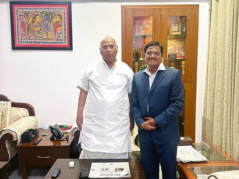 AICC అధ్యక్షులు ఖర్గేని కలిసిన మంత్రి వివేక్