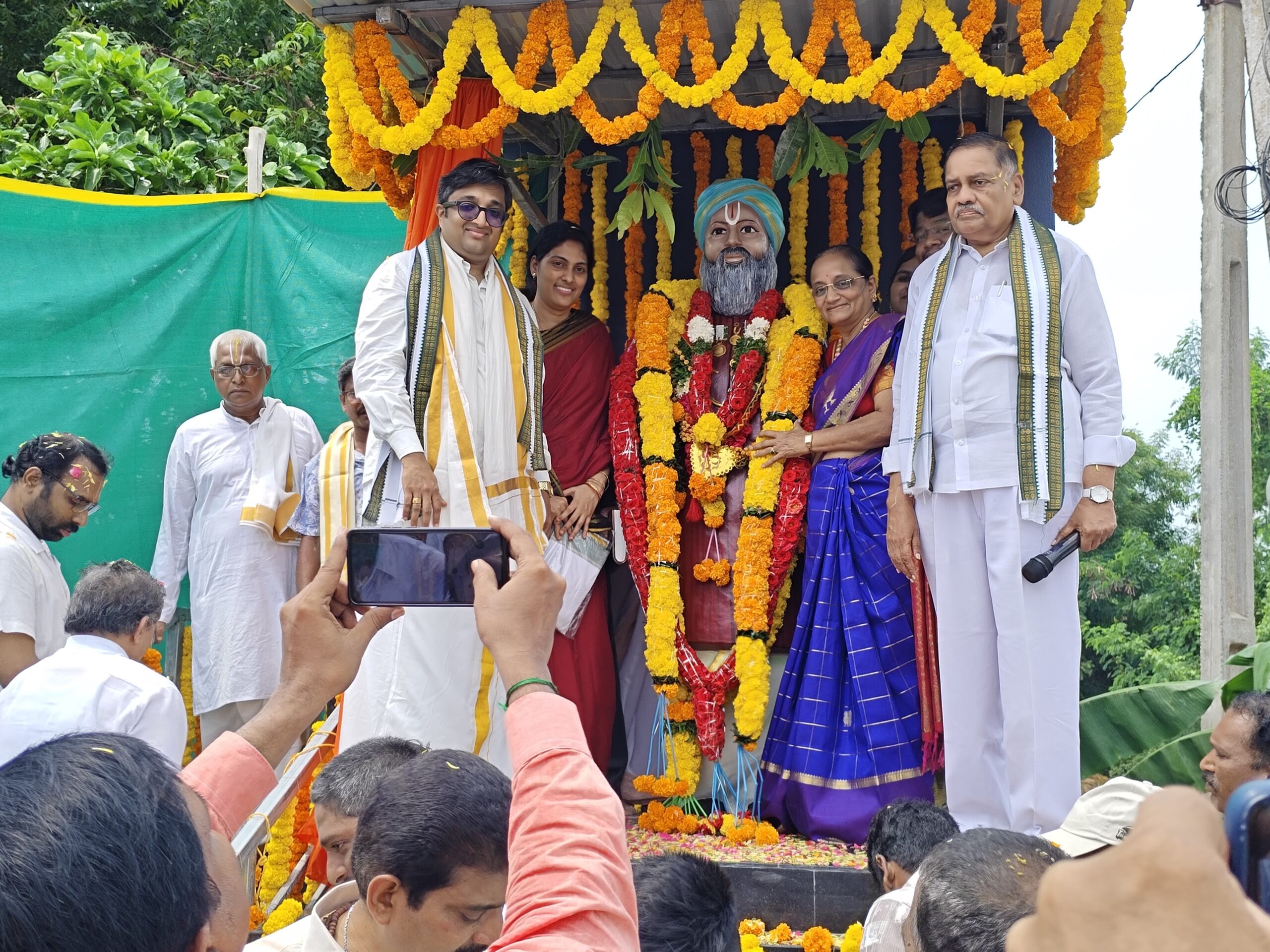 దీవి గోపాలాచార్యులు విగ్రహం ఆవిష్కరించిన ఎమ్మెల్యే