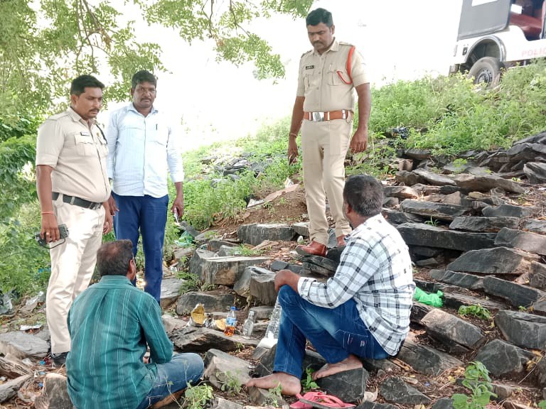 మద్యం సేవించే వారికి కౌన్సె‌లింగ్ నిర్వహించిన ఎస్సై