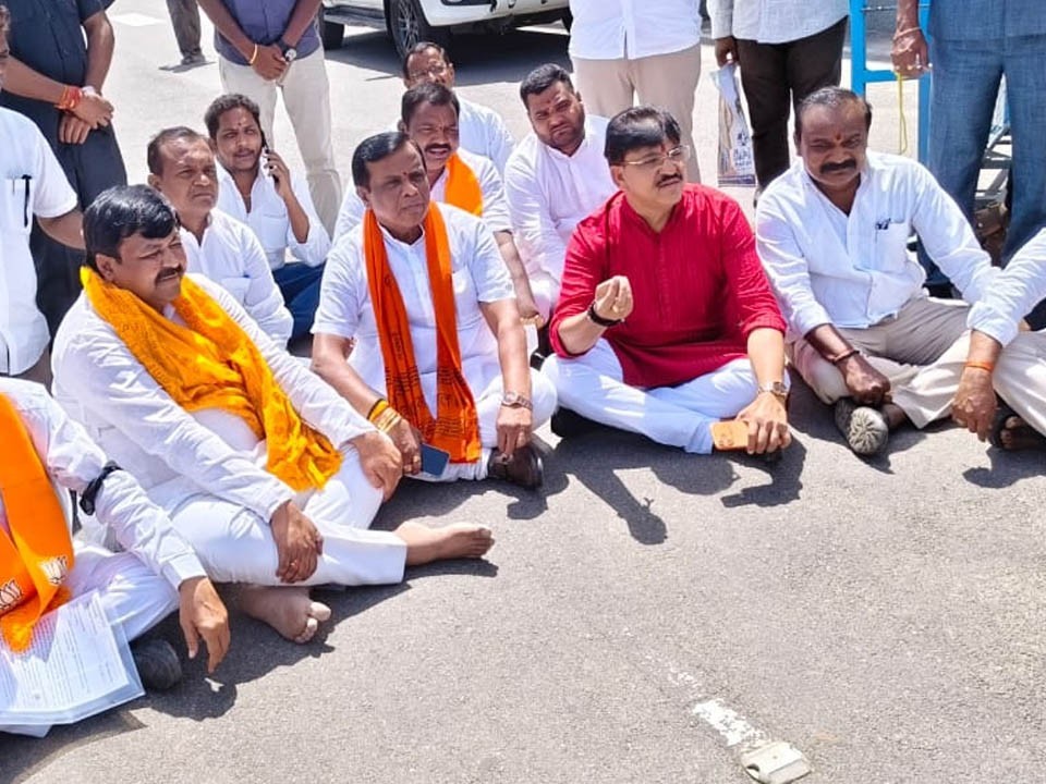 సీఎంను కలవాలని ఎమ్మెల్యేల నిరసన