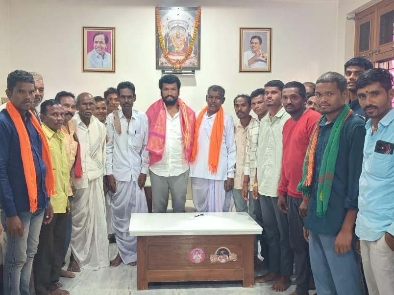 ఎమ్మెల్యేని కలిసిన బుర్కపల్లి గ్రామస్తులు