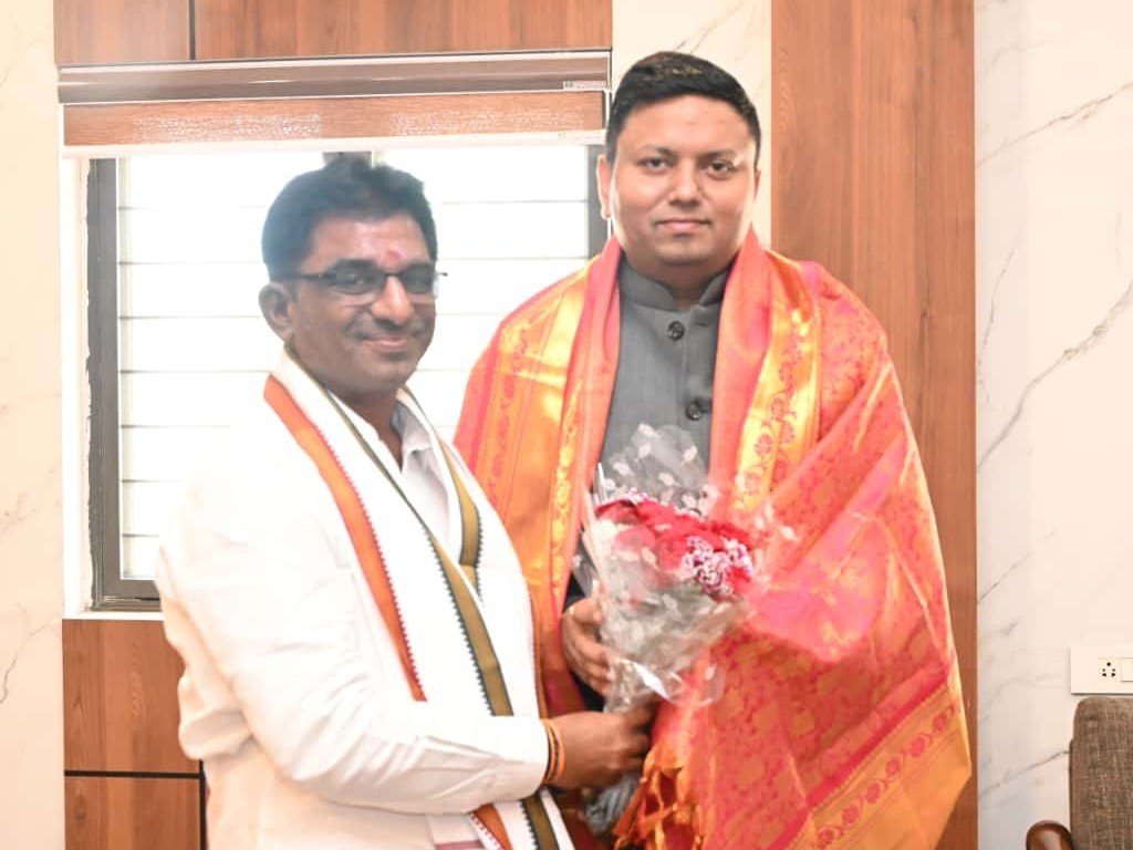 కలెక్టరును కలిసిన శ్రీశైలం ట్రస్ట్ బోర్డు ఛై‌ర్మన్