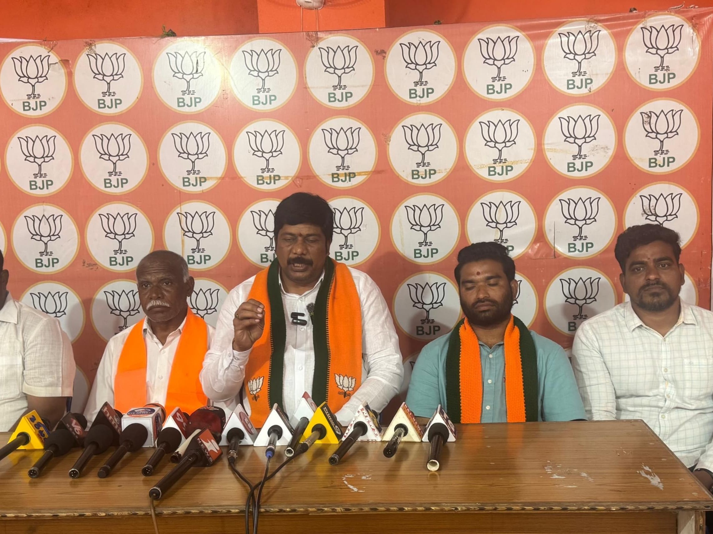 కమిషన్ల కోసం పనిచేస్తున్న జిల్లా మంత్రులు: బీజేపీ