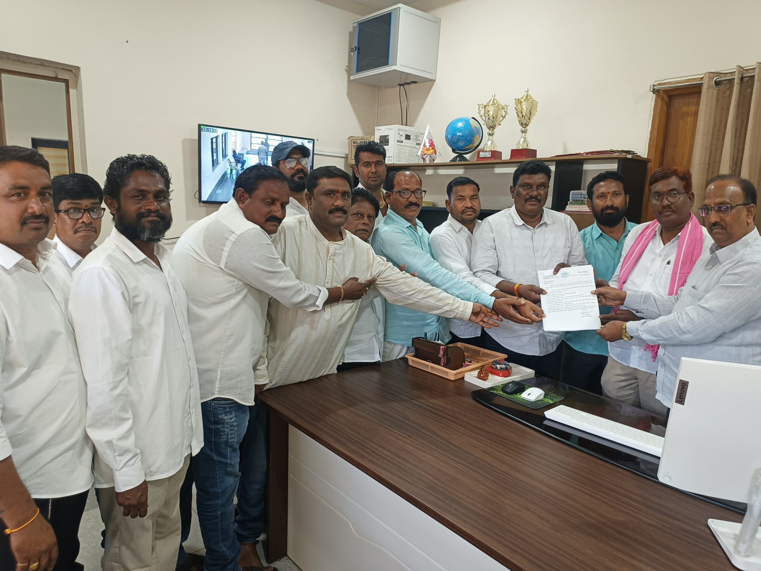 ‘ప్రభుత్వ భూమిని అక్రమార్కుల కబ్జా నుండి కాపాడాలి’