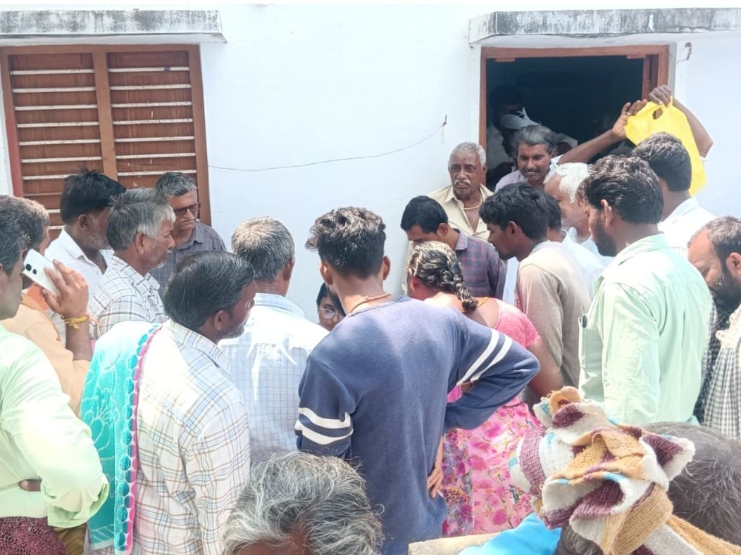 యూరియా పంపిణీ.. మాచవరంలో గందరగోళం
