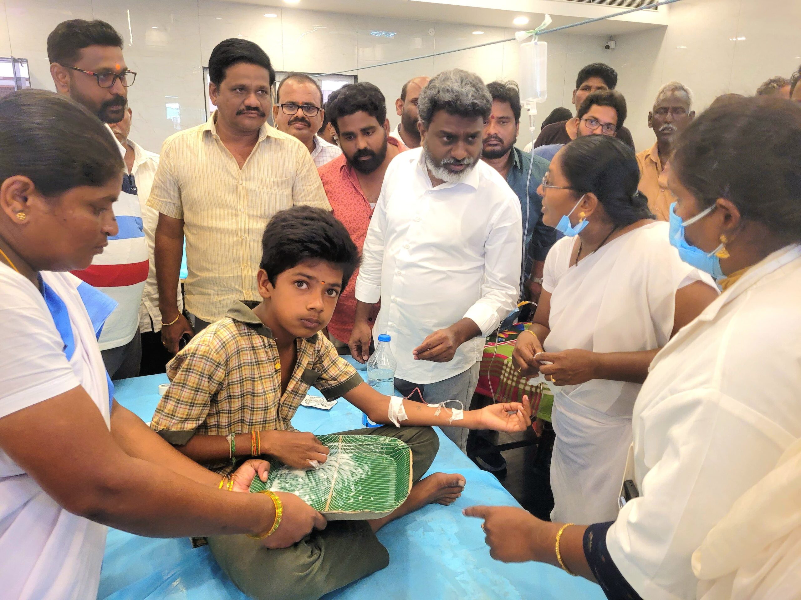 హాస్టల్ విద్యార్థులను పరామర్శించిన బలసాని