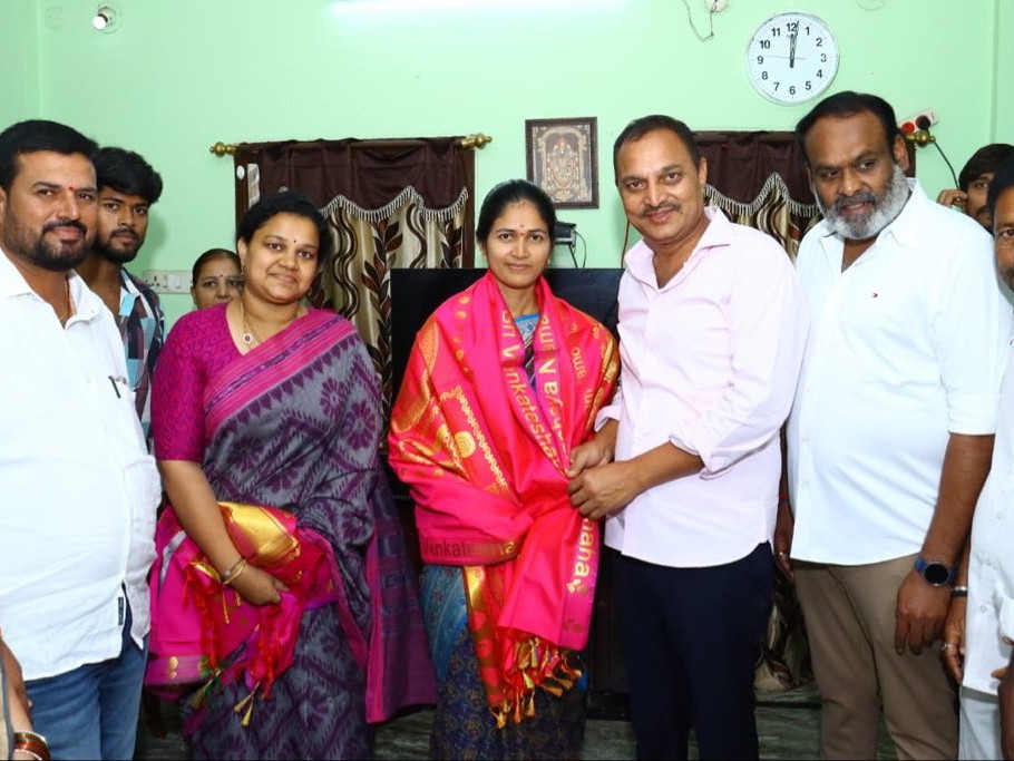 గ్రూప్-1 ఫలితాల్లో 303 ర్యాంక్.. సన్మానించిన MLA