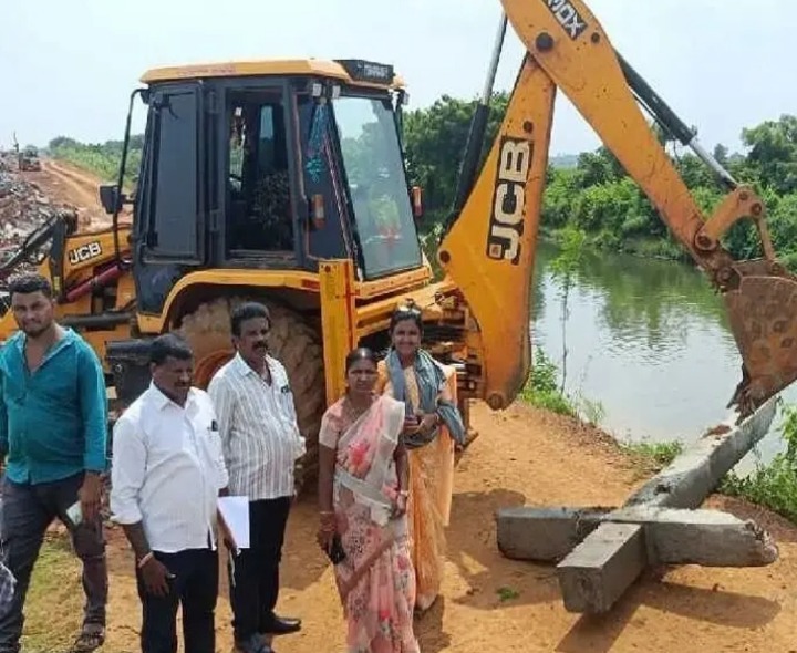 చర్చి సిలువ ధ్వంసంపై తహసీల్దార్ విచారణ