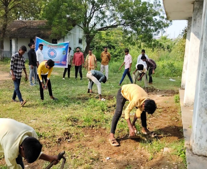 ప్రభుత్వ జూనియర్ కళాశాలలో ‘క్లీన్ అండ్ గ్రీన్’కార్యక్రమం
