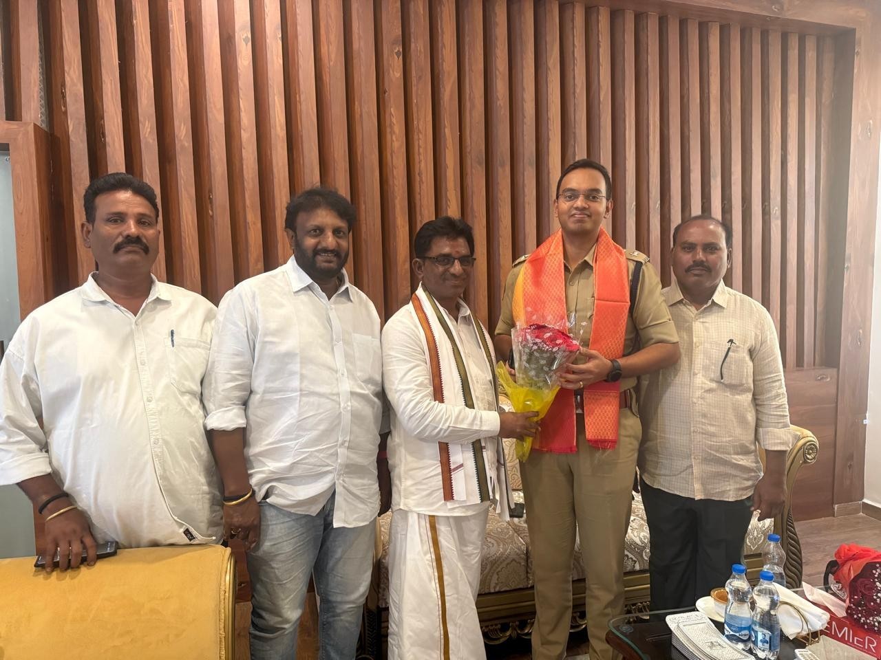 ఎస్పీను కలిసిన శ్రీశైలం ట్రస్ట్ బోర్డు ‌ఛైర్మన్ పోతుగుంట
