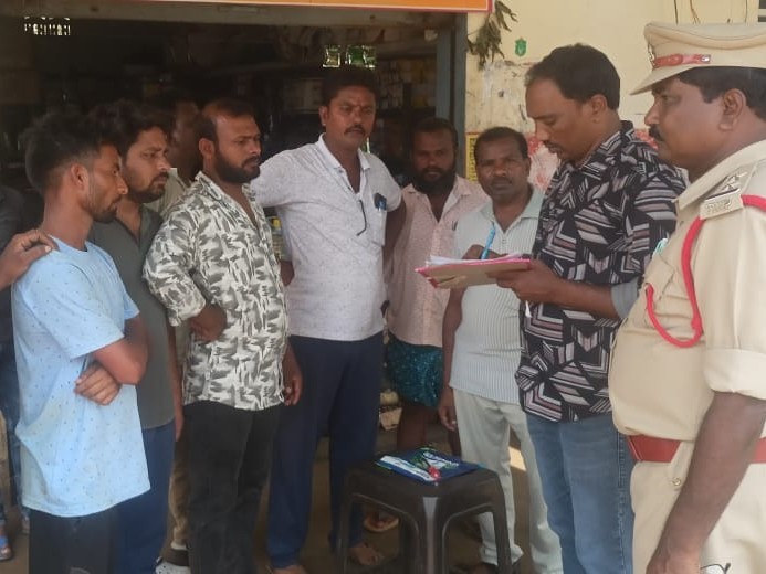 కురవిలో రెచ్చిపోయిన దొంగలు