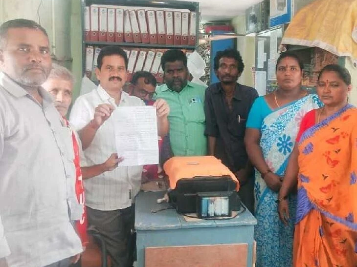 ‘కార్మికులను వెంటనే విధుల్లోకి తీసుకోవాలి’