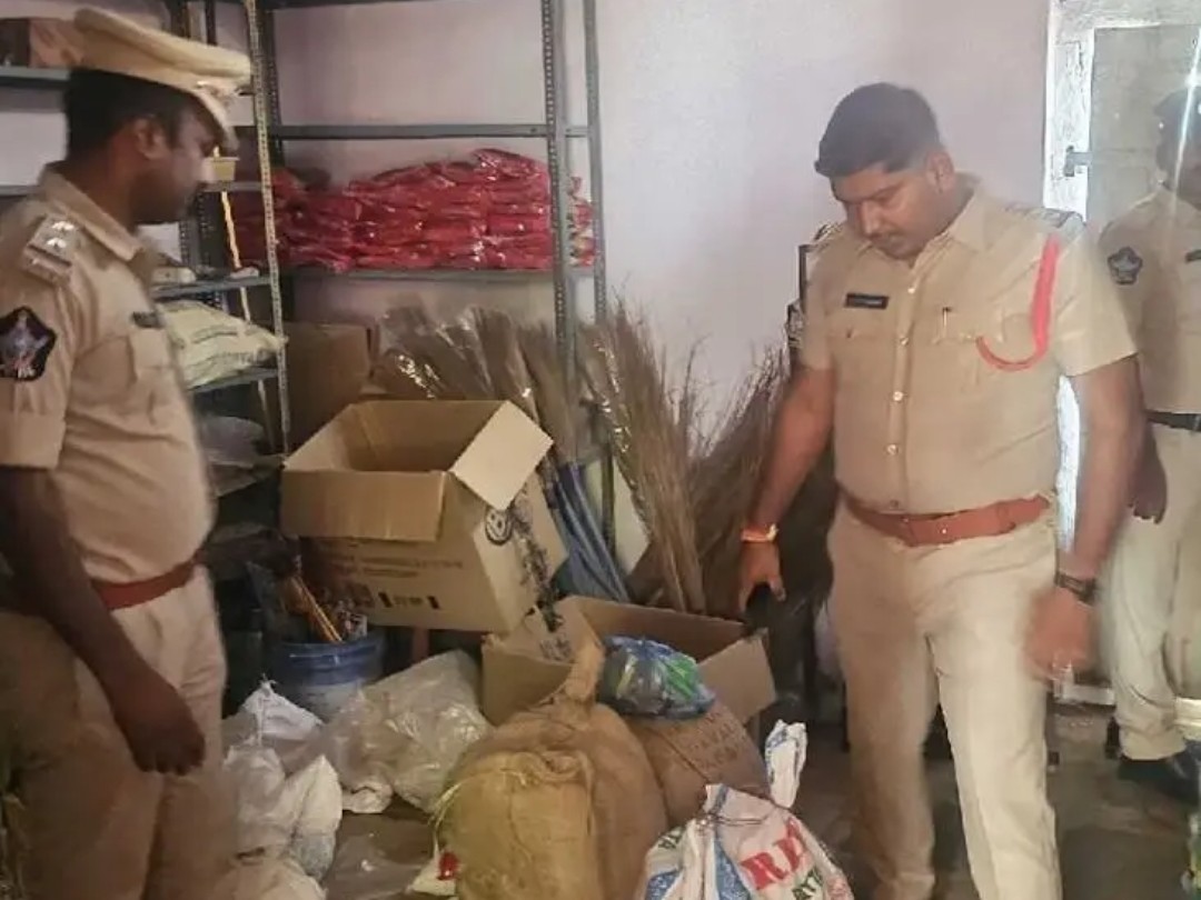 బాణసంచా అమ్మేవారికి పొన్నలూరు SI హెచ్చరిక