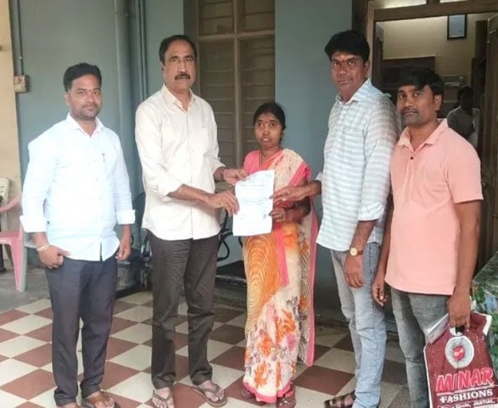 కిడ్నీ వ్యాధిగ్రస్తురాలి కుటుంబానికి  ఎల్‌వోసీ అందజేత