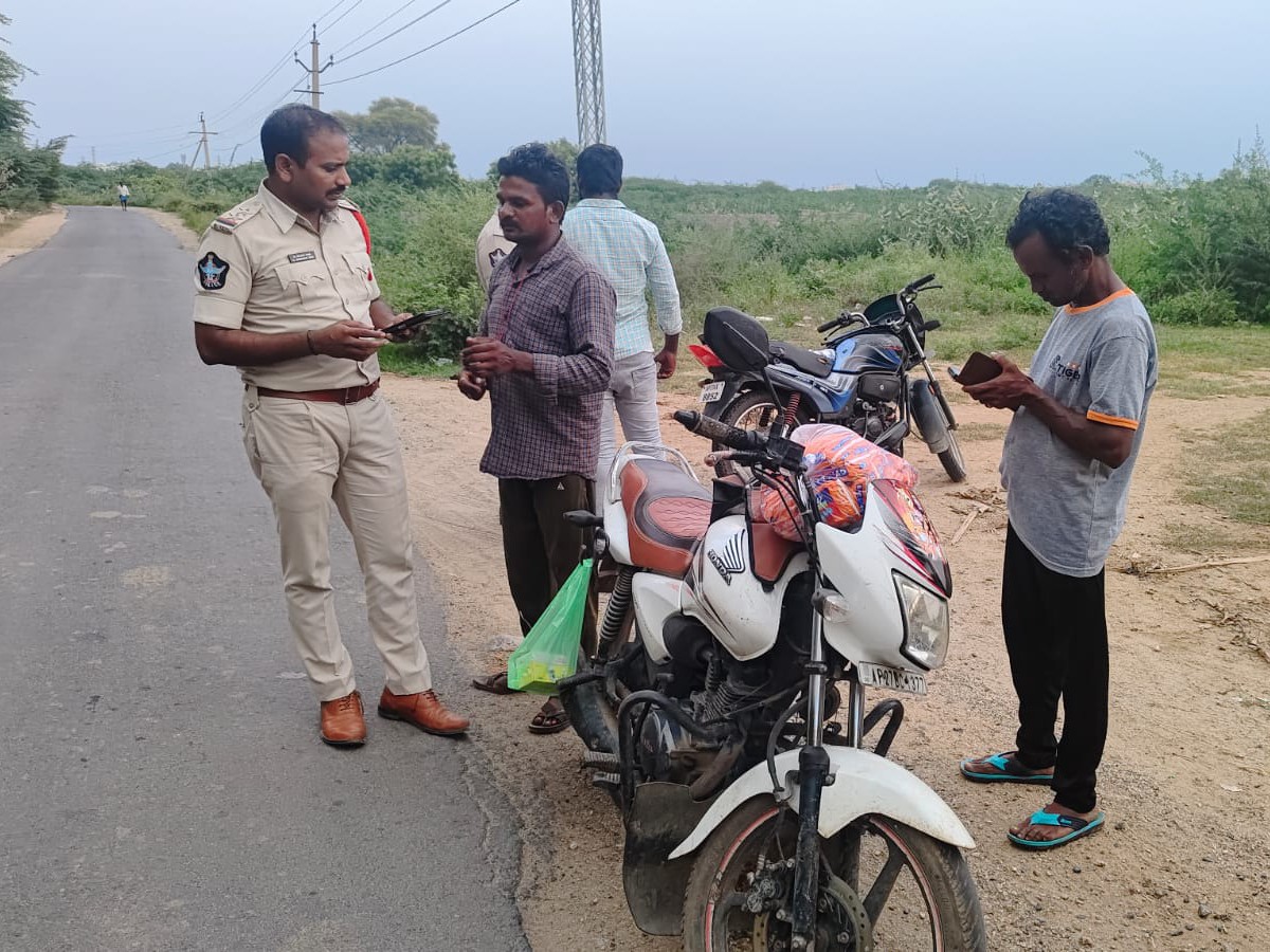 ‘వాహనదారుడు హెల్మెట్ తప్పనిసరిగా ధరించాలి’