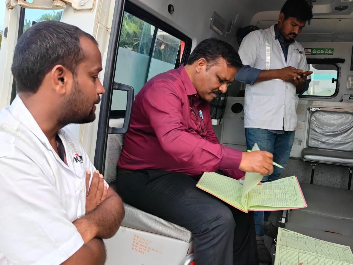 108 వాహనం తనిఖీ చేసిన అధికారులు