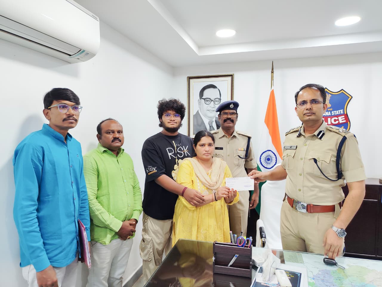 బాధిత కుటుంబానికి రూ.5 లక్షల చెక్కు అందజేత