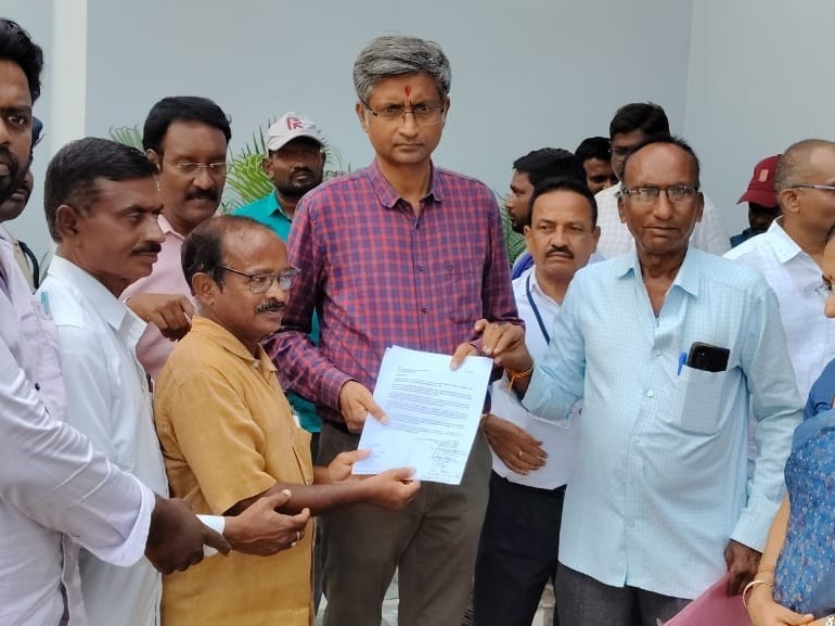 రైల్వే స్టేషన్ లోని పలు సమస్యలను పరిష్కరించాలని వినతి