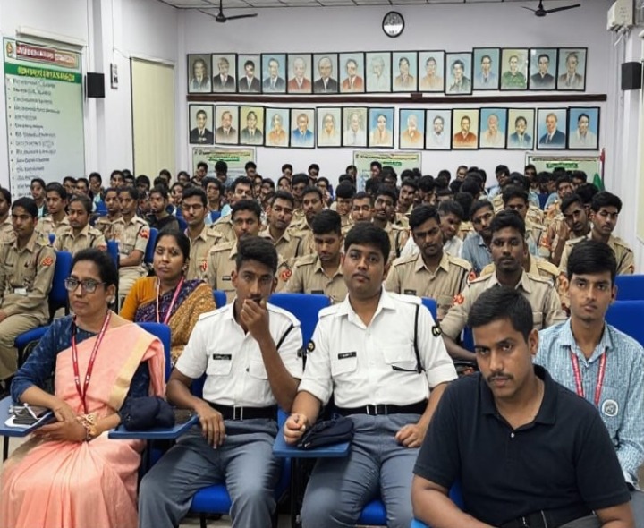 పలు విషయాలపై విద్యార్థులకు పోలీసుల అవగాహన