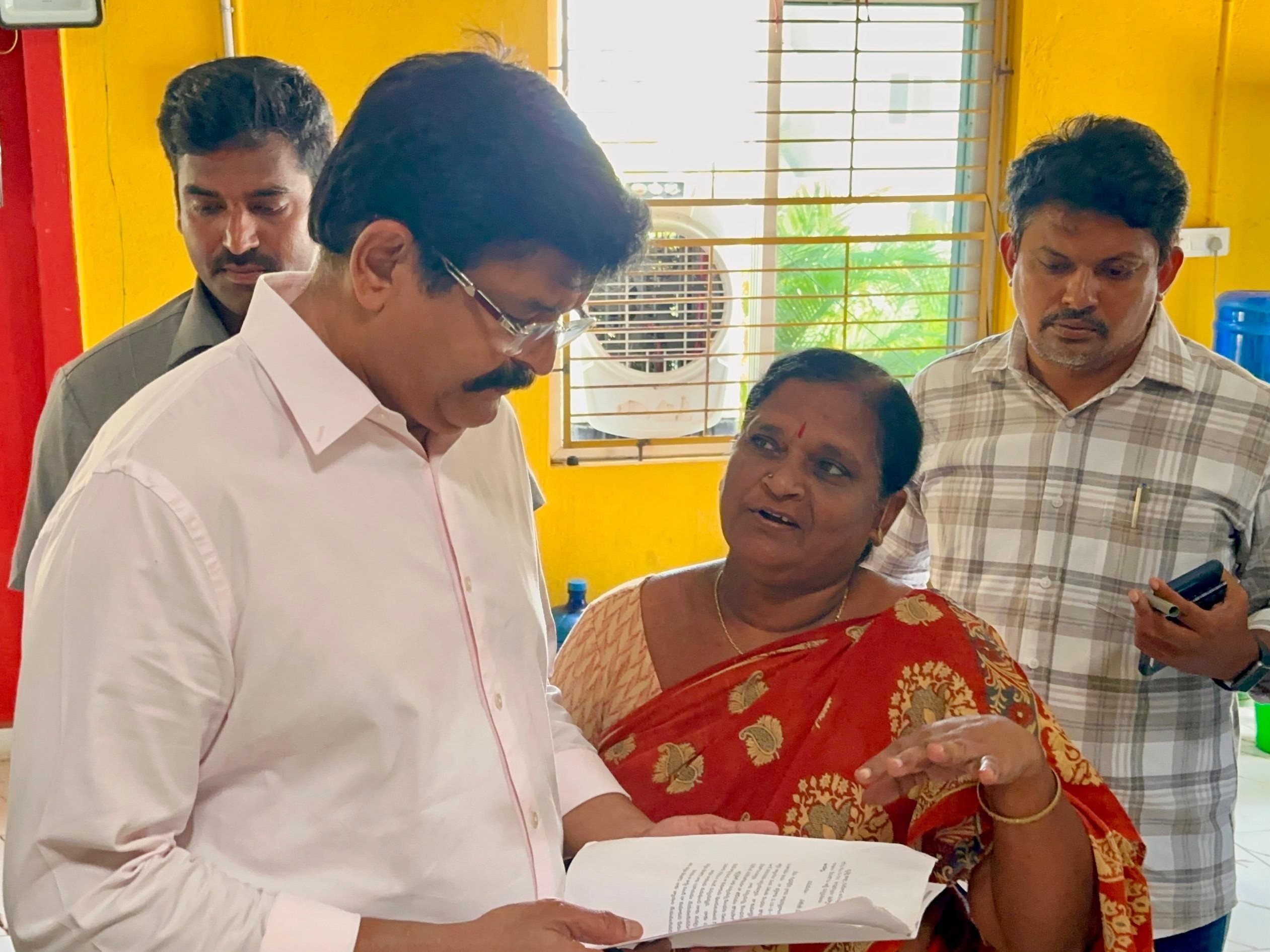 ప్రజల వద్ద నుండి అర్జీలు స్వీకరించిన ఎమ్మెల్యే