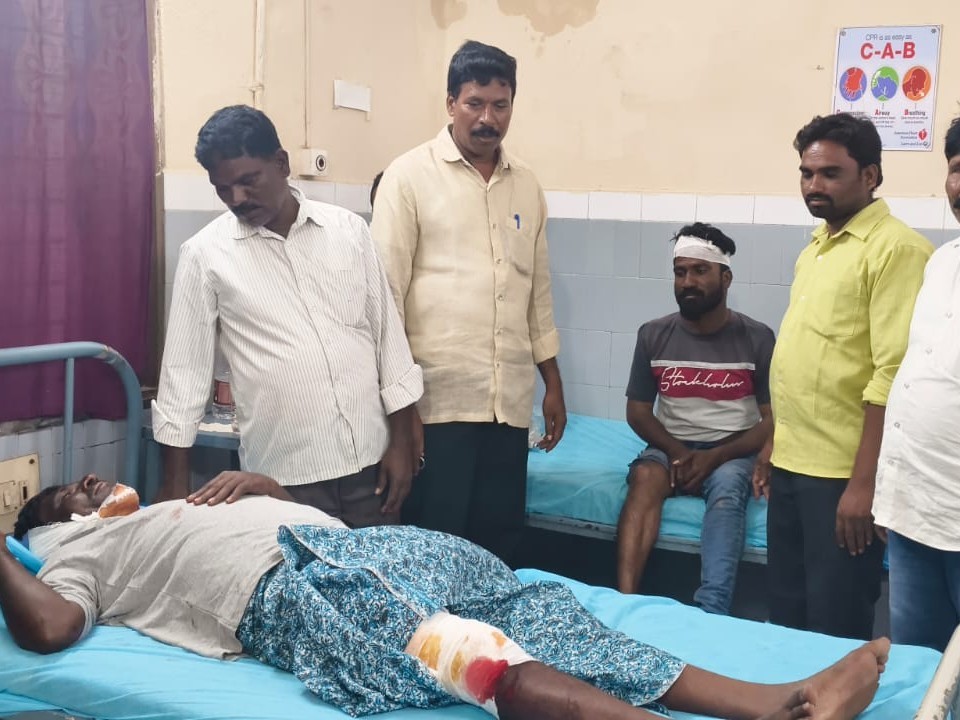 డివైడర్‌కు ఢీకొని యువకులకు గాయాలు