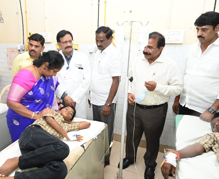 అనపర్రు విద్యార్థులను పరామర్శించిన మంత్రి సవిత