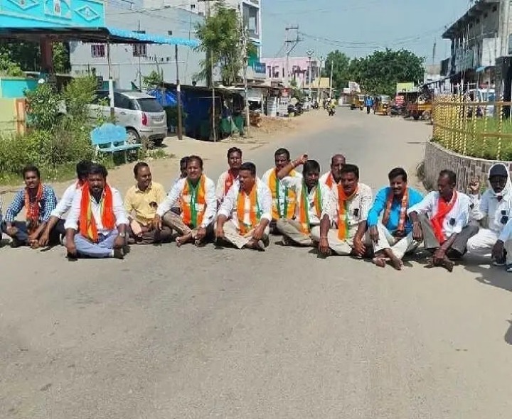 కమాన్‌పూర్‌లో బీజెపీ నేతల రాస్తా రోకో