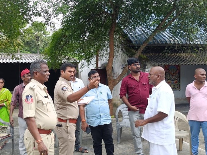 బాణసంచా కేంద్రాన్ని తనిఖీ చేసిన అధికారులు