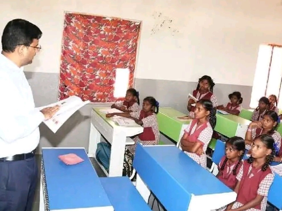 పాఠశాలలను ఆకస్మిక తనిఖీ చేసిన కలెక్టర్
