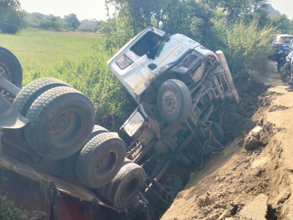 వ్యవసాయ బావిలోకి దూసుకెళ్లిన లారీ