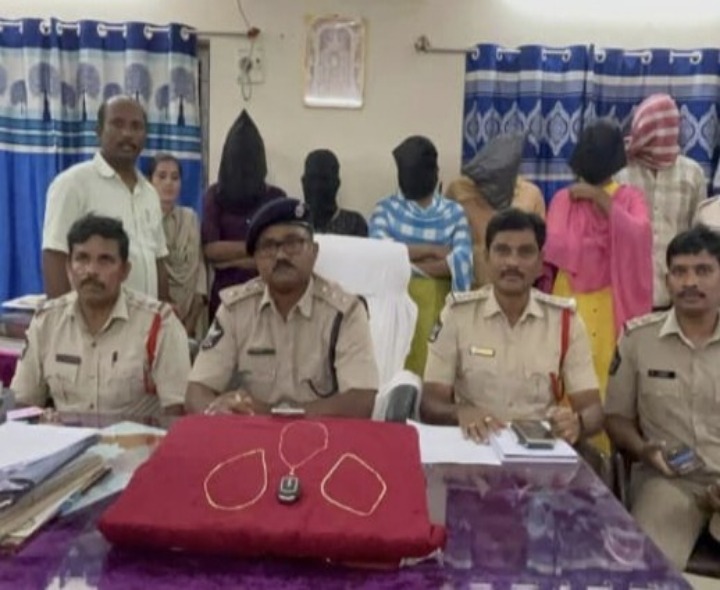 చైన్ స్కాచింగ్ ముఠా అరెస్ట్