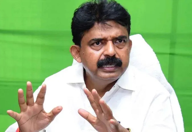 BREAKING: మాజీ మంత్రిపై కేసు