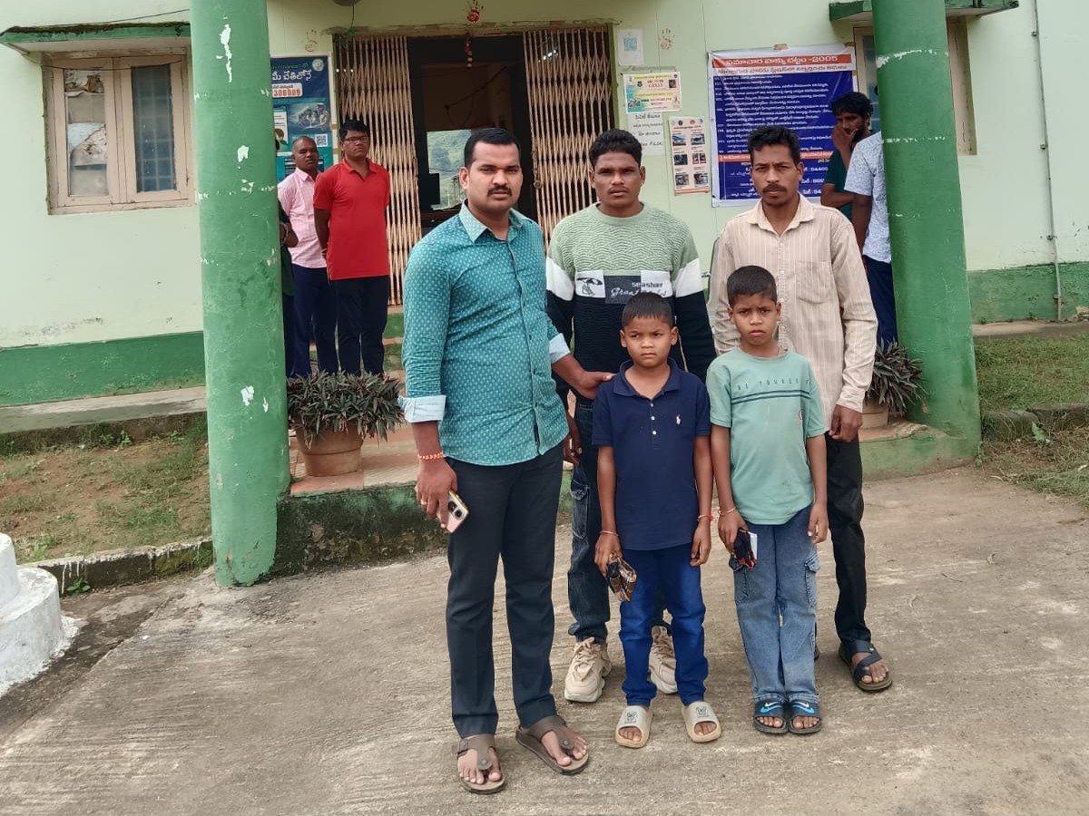 ఇద్దరు విద్యార్థులు తల్లిదండ్రులకు అప్పగింత