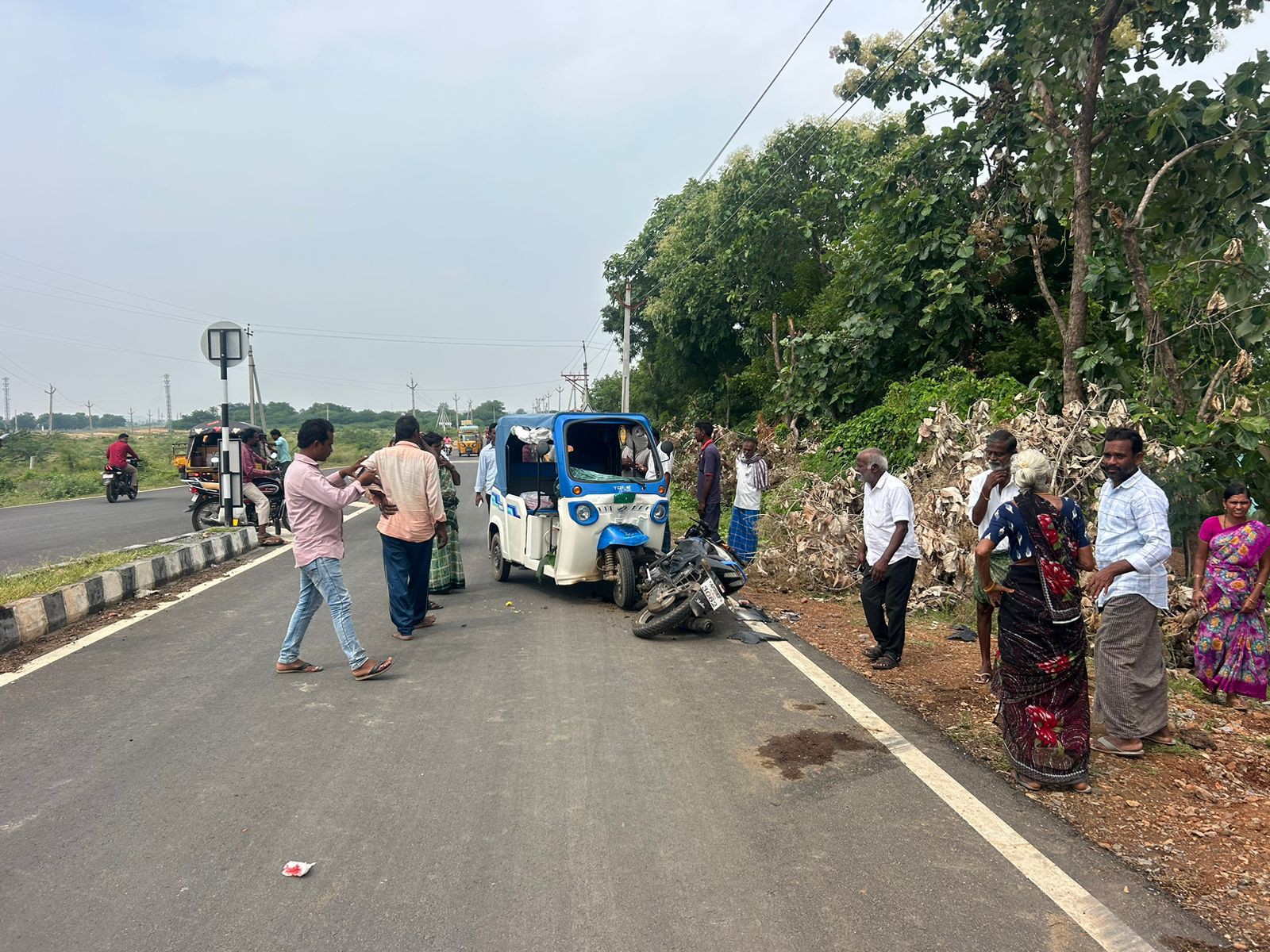ఆటోను ఢీకొన్న మోటార్ సైకిల్