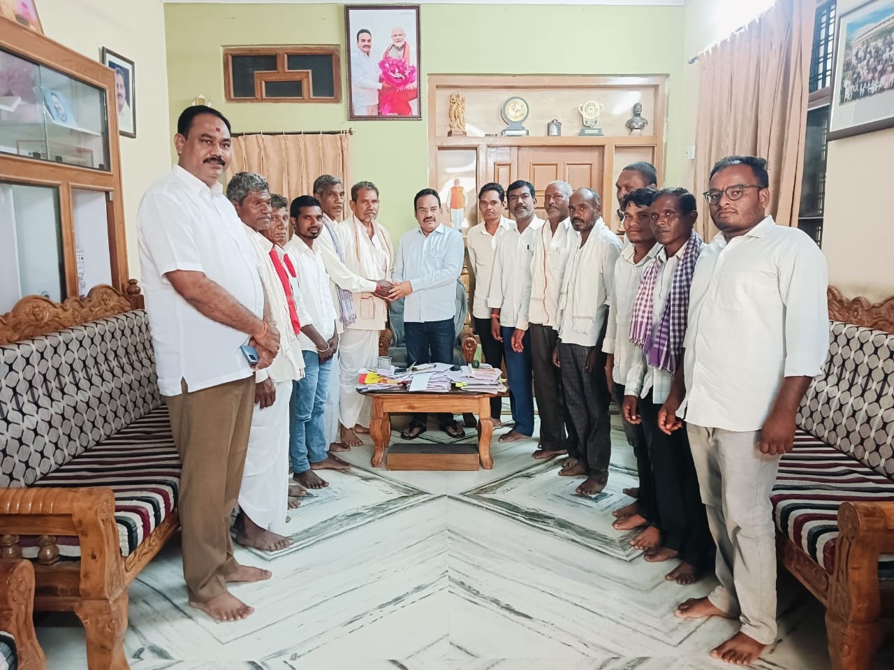 ఎంపీని కలిసిన భగవాన్ పూర్ గ్రామస్తులు