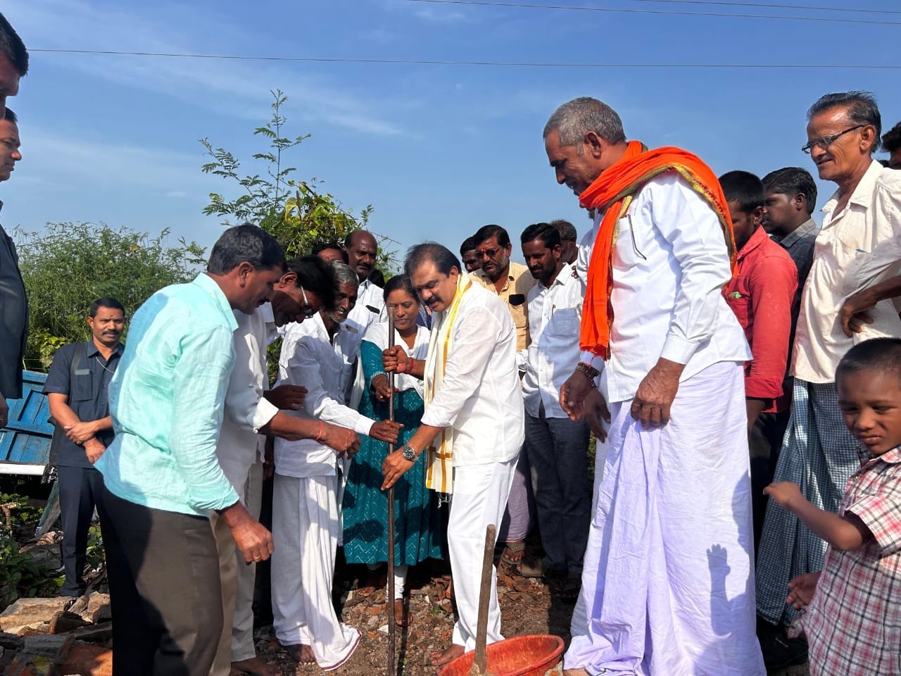 ఇండ్ల నిర్మాణానికి భూమిపూజ చేసిన ఎమ్మెల్యే