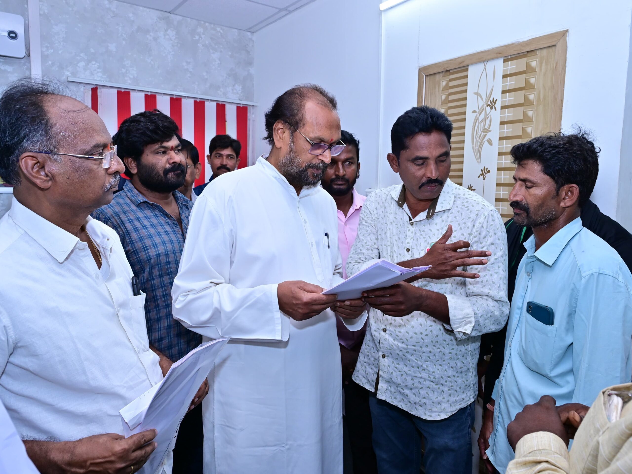 సమస్యలపై వినతి పత్రాలు స్వీకరణ