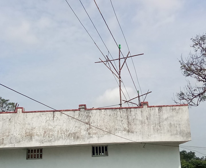 ఇంటి పైనుంచి వేలాడుతున్న విద్యుత్ వైర్లు