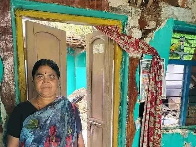 కూలిన మట్టిమిద్దె..తప్పిన ప్రమాదం