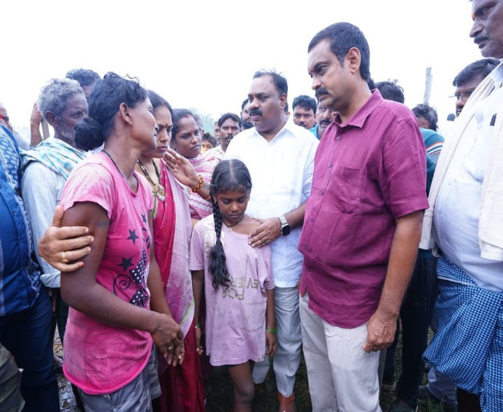 అగ్ని ప్రమాద బాధితులకు రూ. లక్ష అందించిన ఎమ్మెల్యే