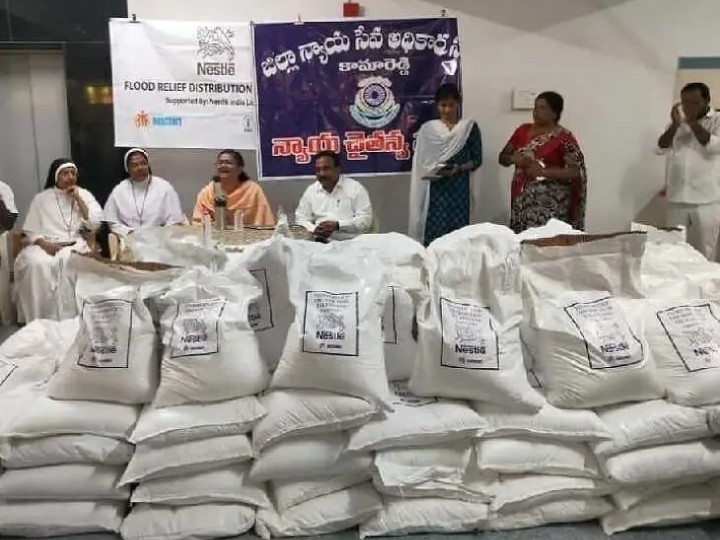 వరద బాధితులకు నిత్యవసర కిట్లు పంపిణీ