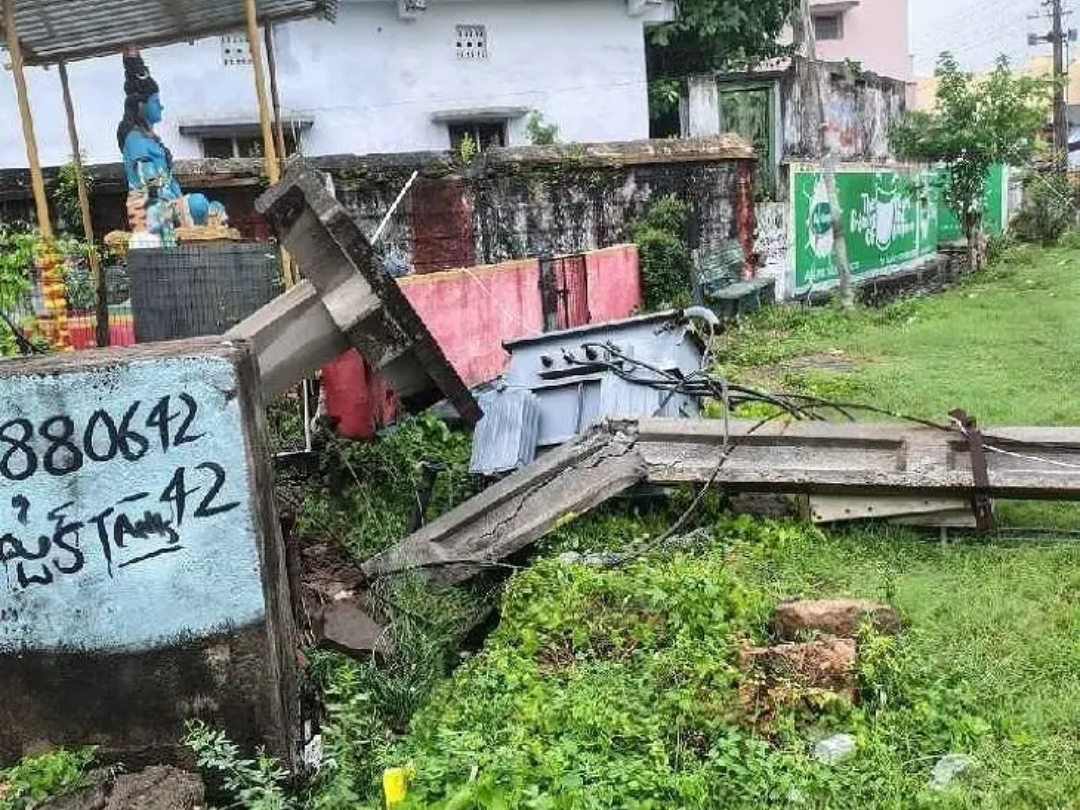 కూలిన ట్రాన్స్ ఫార్మర్.. తప్పిన ప్రమాదం