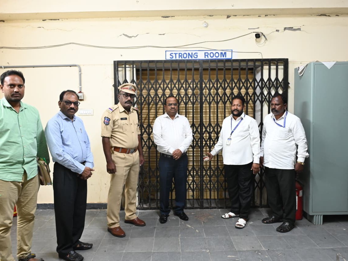 ఈవీఎం గోడౌన్‌ను సందర్శించిన అ. కలెక్టర్