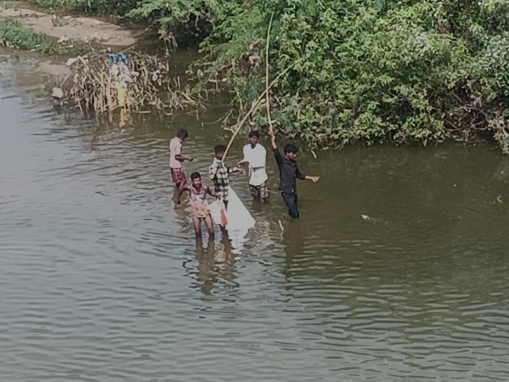 దుందుభి వాగులో ప్రమాదకర వేట..