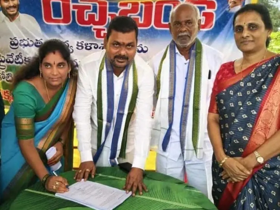 టెక్కలిలో మండలంలో కోటి సంతకాల సేకరణ